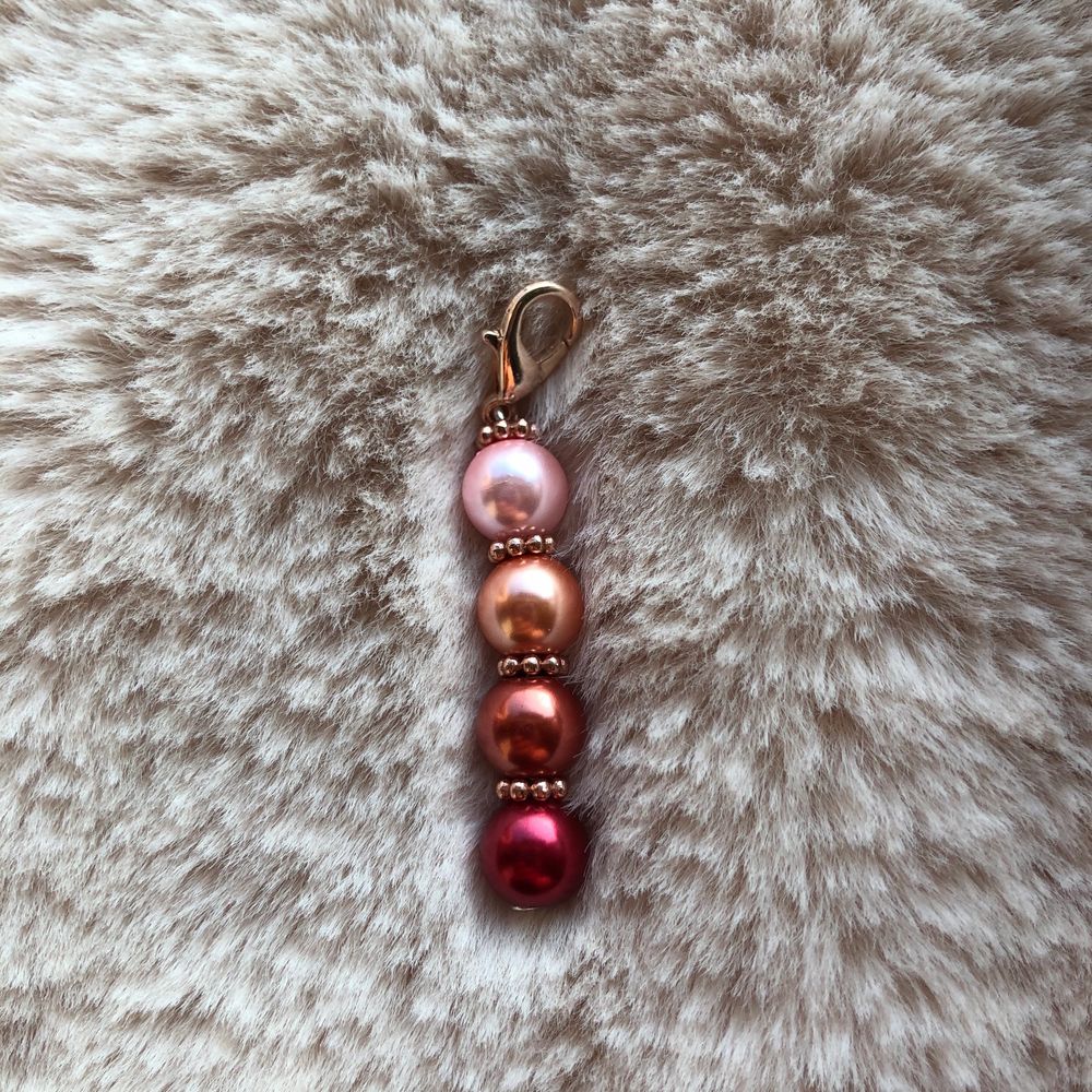 Nytt smycke!! Här är då mitt nya smycke! Ett jättefint lyckosmycke i röda-rosa nyanser med detaljer av rosé (ej äkta rosé)😍 ———————————————————————— •Typ av smycke: Lyckosmycke •Pris: 15kr + Frakt •Frakt: 10kr •Slutsumma: 25kr —————————————————— ❤️🧡💗. Accessoarer.