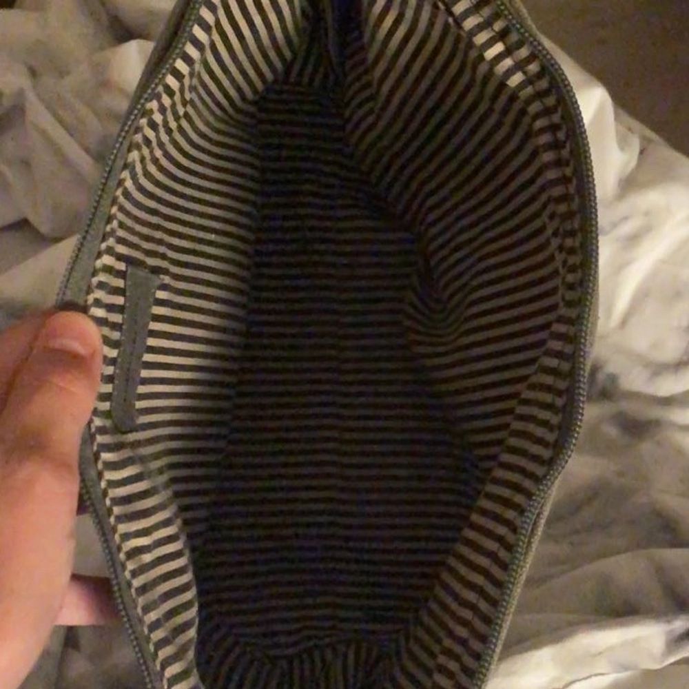 Heej säljer nu denna stora gråa necessär . Accessoarer.