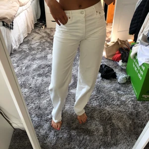 Midrise vida vita jeans från zara!  - Ett par as fräscha vita jeans från zara. De är midrise och är lite loosefit. Stl 36 men passar andra storlekar oxå! Dom är använda en gång så dom är så gott som nya. Köptes i våras för 400 så säljer för 230