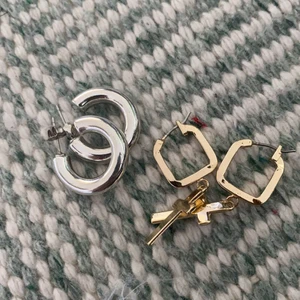 Örhängen! - Två stycken jättefina och splitternya örhängen! Köp ett par för 55kr eller båda för 75kr 🤍🧡 Köpare står för frakt