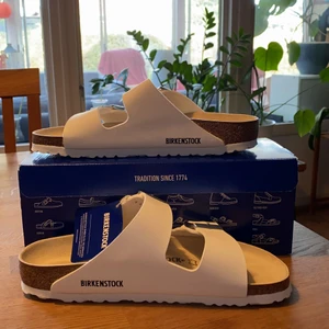 Birkenstock Arizona - Hej säljer helt nya birkenstock vita då jag beställde i fel storlek, har aldrig använts utan bara provats. Storlek 40. Budgivning startar på 700kr och kan ökas med 10kr eller köp direkt för 850kr