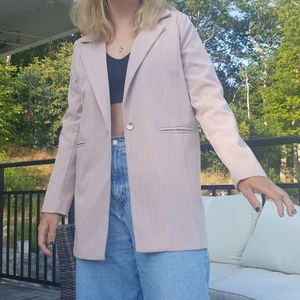 Rosa blazer  - Rosa blazer med vita vertikala ränder. Storlek S från märket parying.