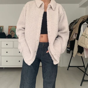 Teddy Jacka - En tunn teddyjacka som passar perfekt under sommarkvällarna. Den är i strl M men skulle säga att den passar xs-m beroende på hur man vill att den ska sitta (jag är xs/s). 