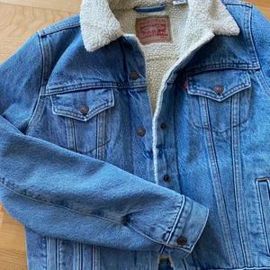 Jeansjacka Levis  - Fodrad jeansjacka från Levis i strl M. Aldrig använd. Betalning via swish. Köparen står för frakten.