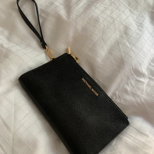 Michael Kors ”handväska”  - Liten väska som rymmer en del som telefon med mera. Sparsamt använd, bra skick