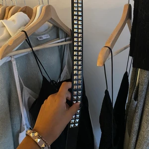 Nitbälte  - Jätte fint och populärt niybälte dock aldrig använt. Måttet är 85cm❤️