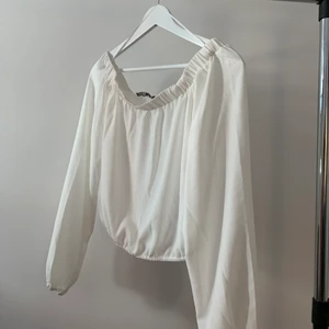 Söt topp  - En långärmad tunn topp , lite kortare i passformen 