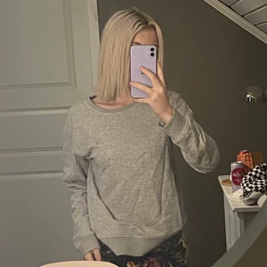 Grå Gant sweatshirt  - Hej! Säljer nu en grå gant sweatshirt. (Modellen) är 153 cm lång