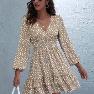 Shein klänning - Prickig klänning från shein. Helt oanvänd endast testad. 100 kr + frakt :) storlek S 