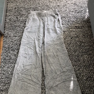 Linnebyxor  - Säljer ett par fina tunna byxor som liknar linnebyxor.Bild kan skickas på hur de sitter! Jätte fina och jätte skönt material perfekt till sommaren eller våren🥰
