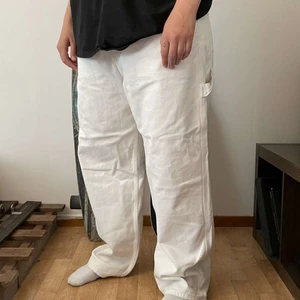 Sweet sktbs  - Ett par vita baggy skatebyxor från sweetsktbs. Inte använde mer än 3 gånger och dom är i nyskick, varken trasiga eller fläckiga.