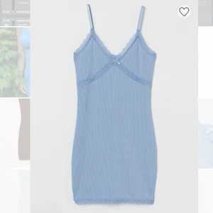 Trendig klänning  - Superfin och trendig klänning från hm i storlek xs. Aldrig använd endast testad. Helt slutsåld på hemsidan. Säljer då jag har två stycken. Frakten ingår ej i priset. ❤️