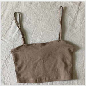 Croppad topp!  - En croppad topp i färgen grön! Storlek xxs! Ny köpt inte provat! Nypris 29kr jag säljer för 15kr+ 0 kr frakt! 