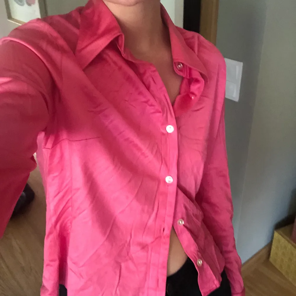 (Förlåt för att jag inte orka stryka)  Skjorta i hot pink, köptes för en fest men har tyvärr inte burits sen dess. Fint skick, mer pigment i färgen irl! Skriv om frågor:) frakten står köparen för. Skjortor.