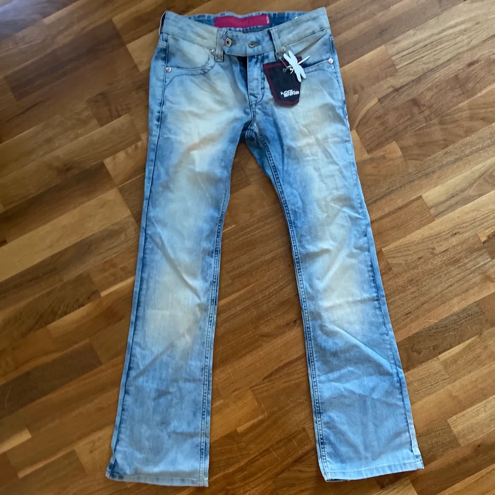 Fina low waist jeans som va för små för mig, helt oanvända, står storlek 30 i midjan men skulle säga att dom är runt 28 i midjan🌺 . Jeans & Byxor.