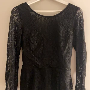 H&M Blus  - Blus köpt från H&M. Storlek 44 men passar mindre då du kan knyta den från bakifrån.