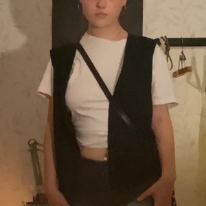 Väst - Säljer denna as coola västen som tyvärr är förstor för mig:/det framgår inte vilket märke eller vilken storlek det är, men skulle säga att den passar som en M beroende på hur man vill att den ska sitta:) jag har oftast S och den är lite oversized på mig!! 