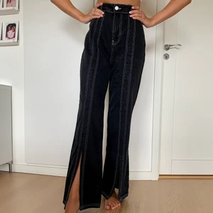 Asos Denim Jeans UK30/32 - Mörka jeans med kontrasterande sömmar och slits på framsidan i en oversized passform (om man vill). Aldrig använda. Köpta för 499kr 💕