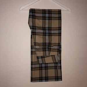 Byxa - Helt ny oanvänd byxa i rutig form, storlek 34. Som det visas på bilden prisen är 300 kr men du kan köpa den för 250kr