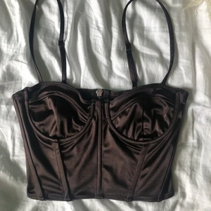 Populär korsett från hm  - Jättefin och bara använd en gång!! Säljer då den inte kommer till användning☺️☺️storlek 36, passar nån med A-kupa. Rätt så liten i passformen. Köpare står för frakt