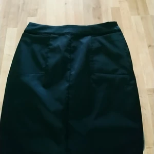 Kjol-str 36  - Svart kjol, från H&M str 36. Använd en gång. 