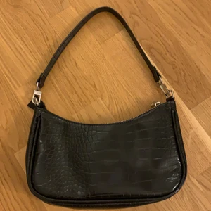 Svart väska - Fin svart väska från bik bok som är använd några gånger men är i jätte bra skick!🥰 Skriv om ni undrar något privat😊 