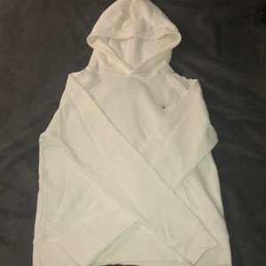 Äkta gant hoodie - Den är äkta köpt på kidsbrandstore i Täby använd en gång men var lite liten därför säljer jag nu den den är hel med inga märken eller fläckar inköpspris 799 