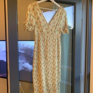 With Jean Ljusgul Klänning stl. S - Säljer denna klänning då den inte kommer till användning, använd bara fåtals gånger. Kommer i nyskick. Klänningen är en bodycon och stretchig. Passar helst stl. 34-38. 