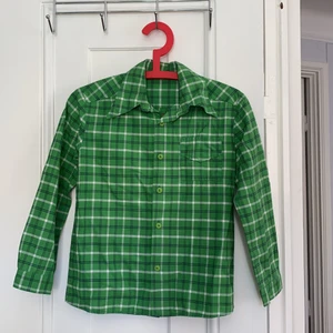 grönrutig vintage skjorta - något knalligare än på bilden, typ som detta hjärta 💚. hittad på 2nd hand. passar nog bäst på folk som är 160-165 cm och har stl xs-s