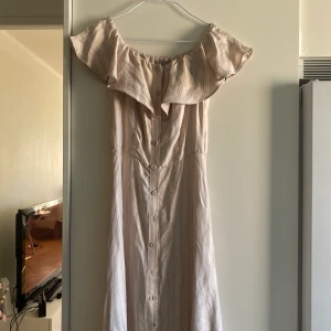 Otrolig klänning XS - Kom precis hem med denna otroliga klänning i luftigt material från Stadsmissionen. Tydligen har jag ingen kroppsuppfattning då denna är strl 32 och jag är aningen större. Passar dig som är XS med mindre byar skulle jag säga. Är fruktansvärt ledsen över att den inte passade. 