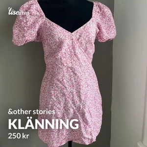 Passar XS/S - Blommig klänning från &other stories