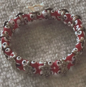 Evil eye armband  - Ett rött evil eye halsband🧿! 20kr + 12kr frakt = 32kr totalt! 🧿 skickas samma dag som du betalar så ingen väntetid! Sägs att evil eye ska hjälpa dig mot avensjuka :)