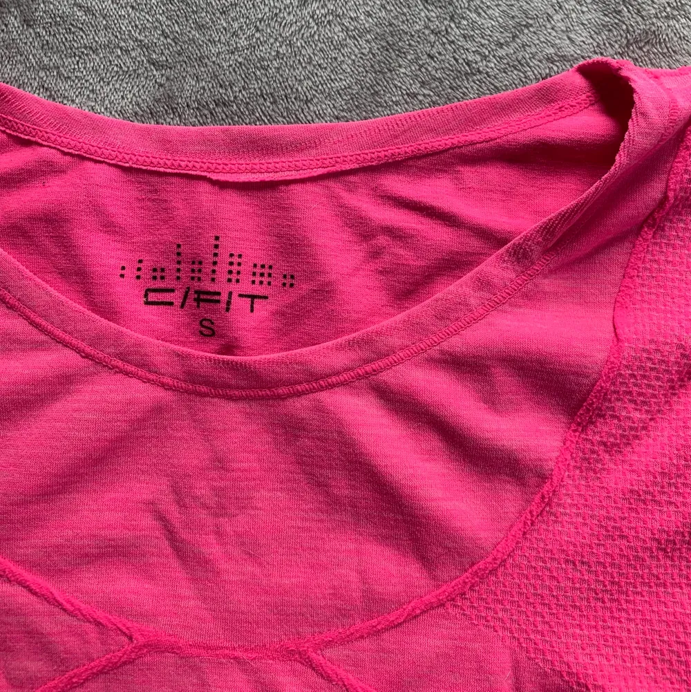 Tränings tröja! Storlek S! Matchar tränings shortsen jag säljer hihihi 🥰🥰. T-shirts.