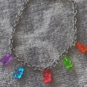 Gummibjörn halsband - Ett regnbågsfärgat gummibjörns halsband! 25kr + 12kr frakt = 37kr totalt! skickas samma dag som du betalar så ingen väntetid 🤍