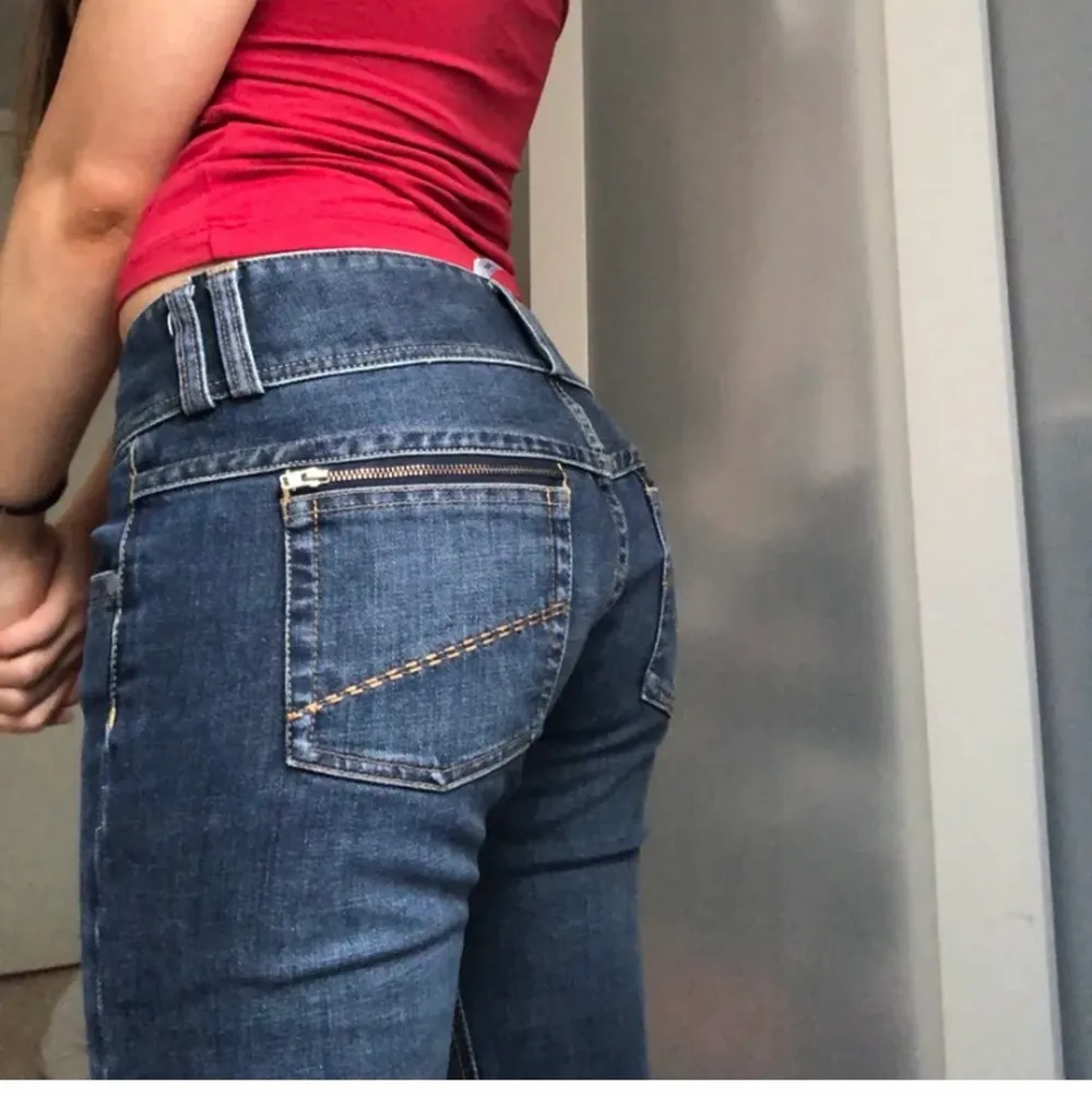 Lågmidjade jeans i bootcut/rak modell😍😍 passar perfekt på mig som har S och är 165🥰. Jeans & Byxor.