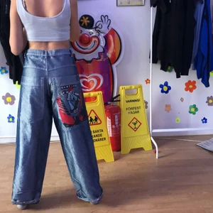 vida vintage byxor (budgivning) - byxorna är väldigt stora och snygga, asballa att ha till en stor t-shirt. väldigt många fina detaljer som jag inte fick med på bild, kom privat för mer information.