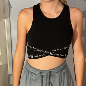 River-island ribbad träningstopp - Jättefin ribbad träningstopp från river island. Fint skick, skriv om du har frågor eller funderingar. 💘