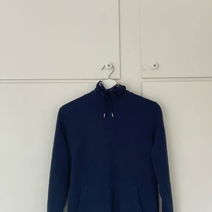 Mörkblå hoodie - Superfin mörkblå hoodie från lager 157. Knappt använt och är i fint skick💙
