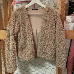 Beige Teddy jacka tröja  - Beige Teddy kofta använd 1 ggn. Priser kan diskuteras i mina annonser- jag säljer billigt för att jag vill att alla ska ha råd att köpa:)