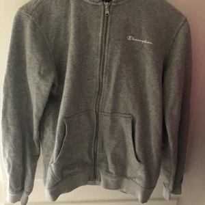 Champion zip up hoodie - Fint skick! Är i barn storlek L men passar XS/S💗