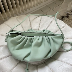 Mintgrön väska från mango  - Jättesöt väska från mango i så fin mintgrön färg. Banden går att knyta för att reglera längden så man kan ha den både som crossbody bag och över axeln. Använd ca. 3 gånger