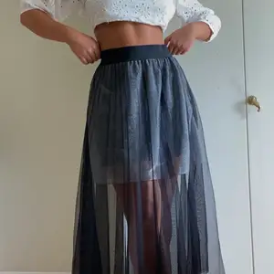 Superfin glittrig kjol från French Connection. Köpt för några år sedan men fortfarande i mycket fint skick! Otroligt fin med sina två lager!! Köparen står för frakten på 66kr. Nypris 750kr, buda från 200 eller köp direkt för 450kr!💞💞💞