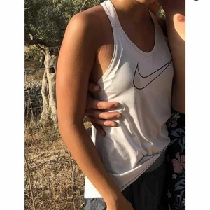 Nike linne i andningsmaterial  - I fint skick med fantastisk rygg. Har ett i svart också med vit logga. Båda i xs. 75 kr st