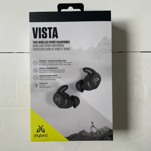 Vistas hörlurar - Läs in er mer på hörlurarna, för att se hur de fungerar. Rekommenderar Youtube. In ear hörlurar som fungerar utmärkt. En sportmodell på de, då de är vattentäta och sitter mycket bra vid träning. Inte använda så värst mycket då jag fick ett par andra. Bra batteritid och såklart tvättade och spritade. Orginal laddaren i orginalförpacking. Inköpta för 1900kr. Säljer för 900kr. Inga anmärkningar och ett par riktigt bra hörlurar.🎶🎧🤪 frakten är inräknad. Pris går att förhandla.