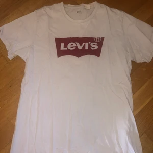Levi’s t-shirt  - Säljer min Levi’s t-shirt för bra pris, använt en gång. Storlek L/M men passar bra för S också eftersom den är liten i storleken, först till kvarn💕💕