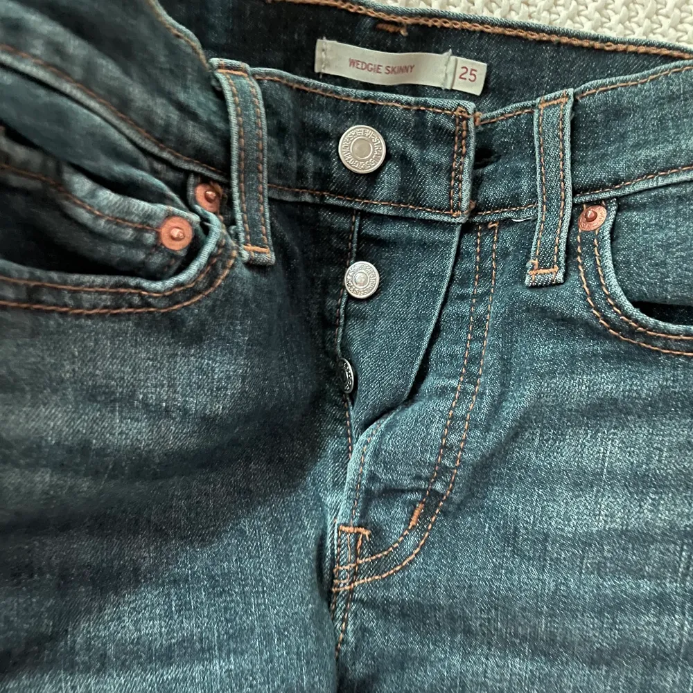 Säljer ett par egen klippta Levis shorts i strl 25. Shorts.