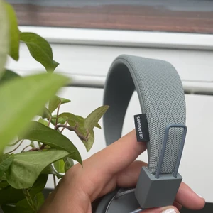 Urbanears plattan 2 - Hörlurar i fin fint skick. Sparsamt använda och fungerar som nya. Testade bluetoothen då de inte är använda på väldigt länge och allt fungerar perfekt. Orginal förpackning med orginal laddare, inga fel på ljudet. Inköpta för 700kr. Säljer för 300kr inklusive frakt.😍🤪 öppen för förslag kring pris