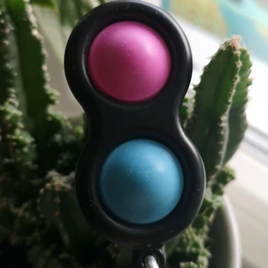 Simple dimple  - Hej nu säljer jag denhär simple dimplen i färgen svart blå och rosa endast 20kr + 12kr frakt 🌱🍄💐💞🌈✨🌼