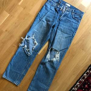 Jättesnygga jeans från Gina tricot! Aldrig använda, då de har varit för små för mig. Storlek 36, men en liten 36a!🦋🦋 materialet är riktigt jeans, inte så mycket stretch!😇