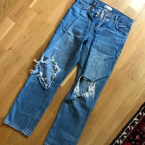 Håliga Jeans  - Jättesnygga jeans från Gina tricot! Aldrig använda, då de har varit för små för mig. Storlek 36, men en liten 36a!🦋🦋 materialet är riktigt jeans, inte så mycket stretch!😇